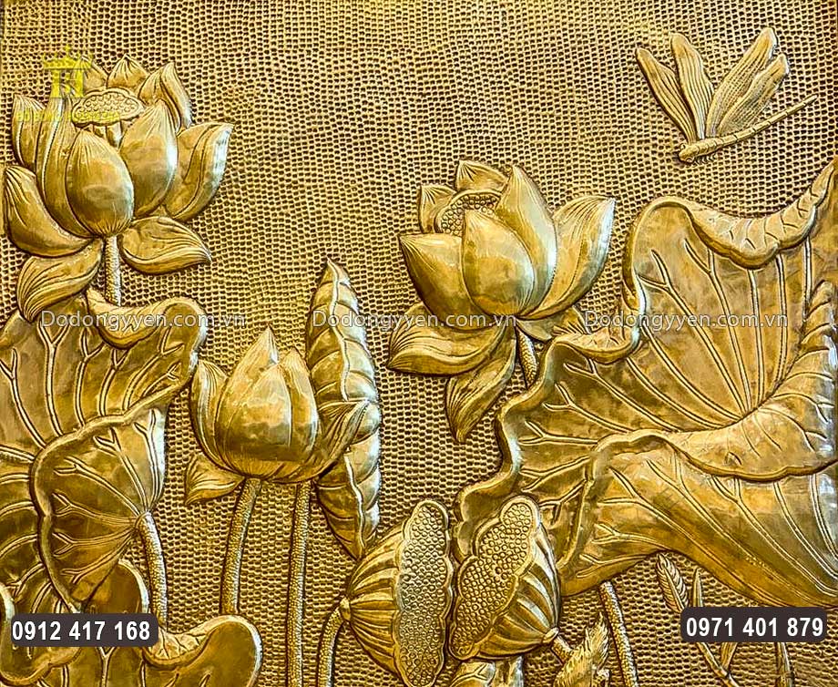 H&igrave;nh ảnh hoa sen được chạm th&uacute;c tinh tế, sinh động